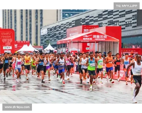 2025贵阳马拉松开跑 夺命十八坡成选手极限考验