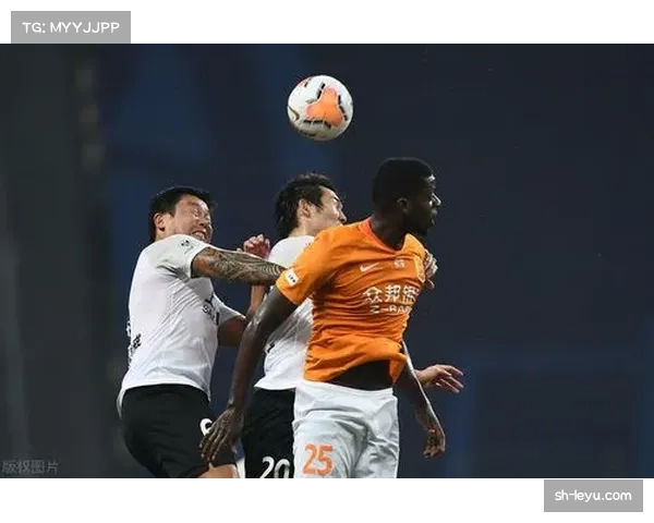 周缘德手球犯规引争议 蓉城后卫累积经验